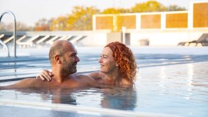 man en vrouw in een zwembad ann het genieten van de fletcher acties